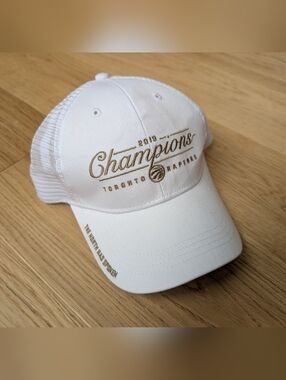 RARE, NEW TORONTO RAPTORS 2019 CHAMPIONS WHITE & GOLD MESH TRUCKER SNAPBACK HAT